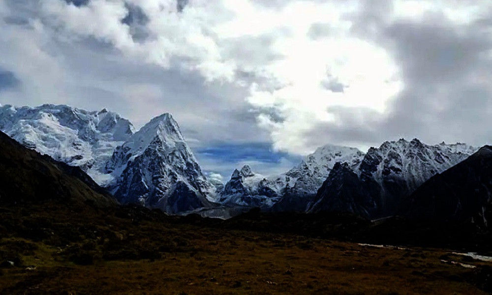 कञ्चनजंघा आधार शिविरमा पर्यटकको चहलपहल