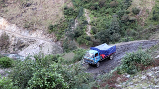 धादिङबेसी मलेखु सडकको दुई ठाउँमा पहिरो, सवारी आवागमन ठप्प