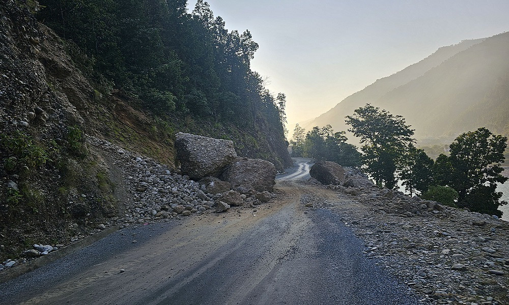 ग्रामीण सडक व्यवस्थित नहुँदा जोखिमपूर्ण यात्राको बाध्यता