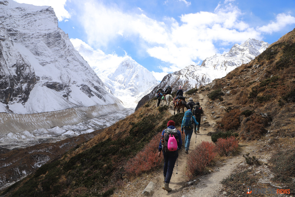 लार्केपासमा पर्यटकको लस्कर