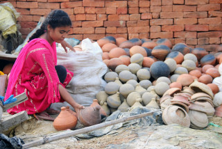 माटोमा जीवन गुजार्नेको चिन्ता - 'यस्तै हो भने हाम्रो पेसा धरापमा पर्छ'