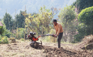 उत्पादकत्व बढाउन गोरखाका किसानलाई अनुदानमा ट्र्याक्टर