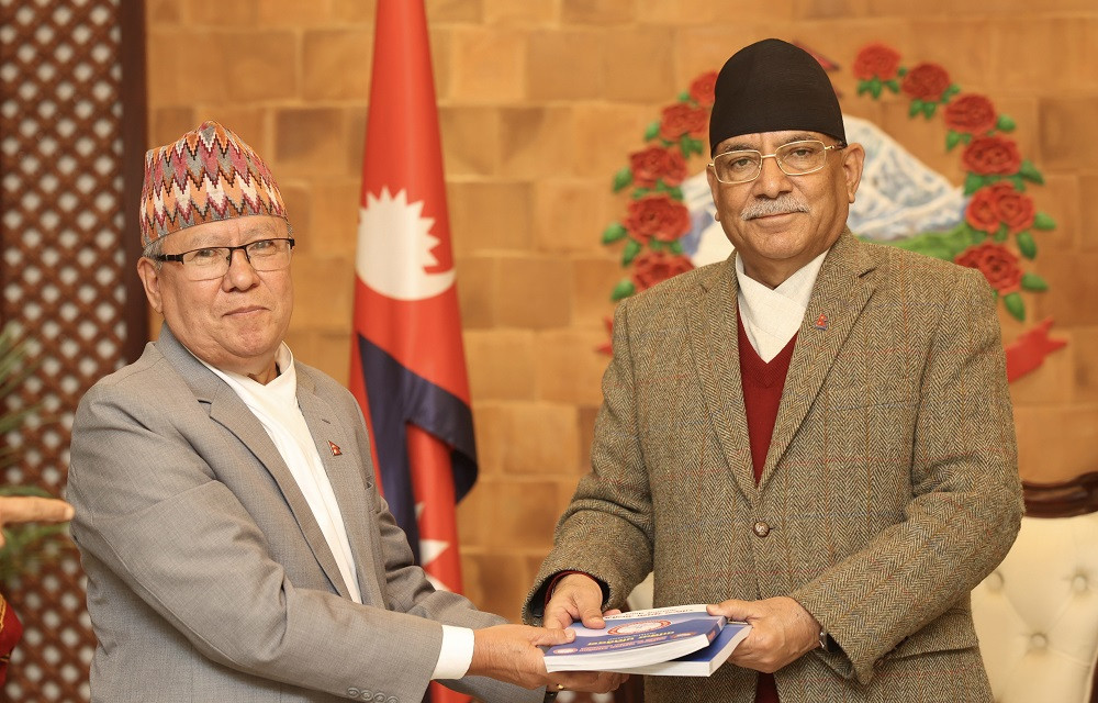 आठ सुझावसहित सूचना आयोगले प्रधानमन्त्रीलाई बुझायो वार्षिक प्रतिवेदन