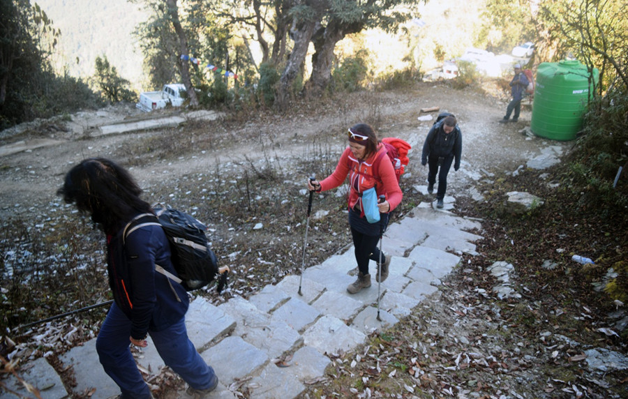 अव्यवस्थित सडकले पदमार्ग मासिएपछि धुलो र धुवाँको सास्तीमा पर्यटक