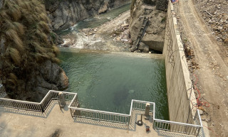 चलिरहेको जलविद्युत आयोजना बन्द रहेको भन्दै ऋण दिने बैंकलाई ढाँट्दै, प्राधिकरणका कर्मचारीको मिलोमतोमा अर्कै खातामा भुक्तानी