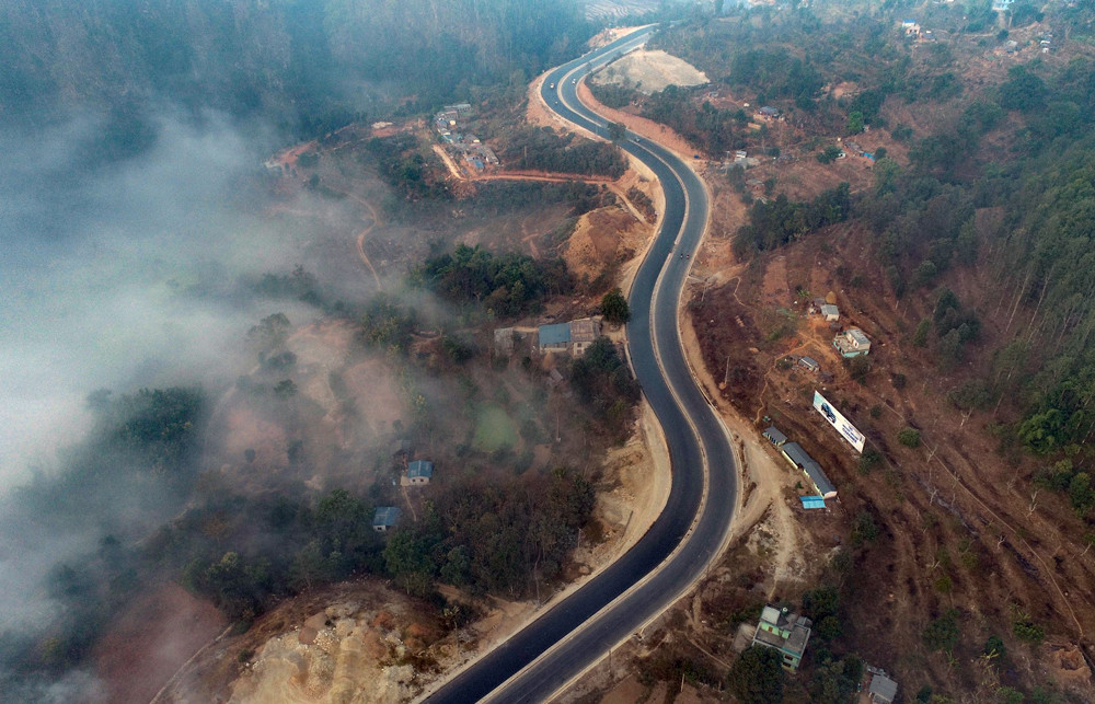 मुग्लिन-पोखरा सडक : पश्चिम खण्डमा काम अगाडि बढेपछि स्थानीय खुसी, ठेक्का तोड्ने तयारीपछि काममा तीव्रता