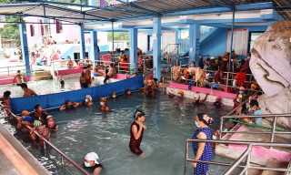 सिंगा तातोपानी कुण्डको बढ्दो आकर्षण, प्रवेश शुल्कबाटै एक करोडभन्दा बढी आम्दानी