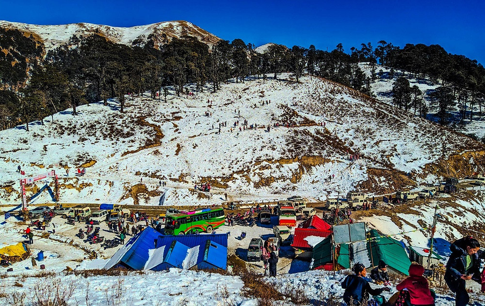 पातीहाल्ने हिउँले छोपिँदा पर्यटकको घुइँचो