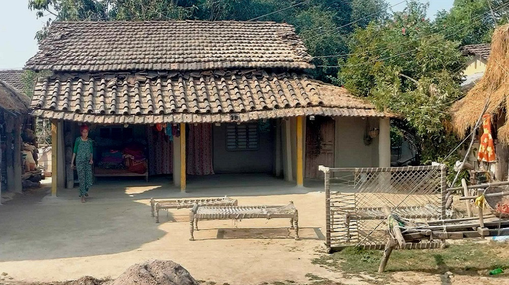 हराउँदै परम्परागत घर
