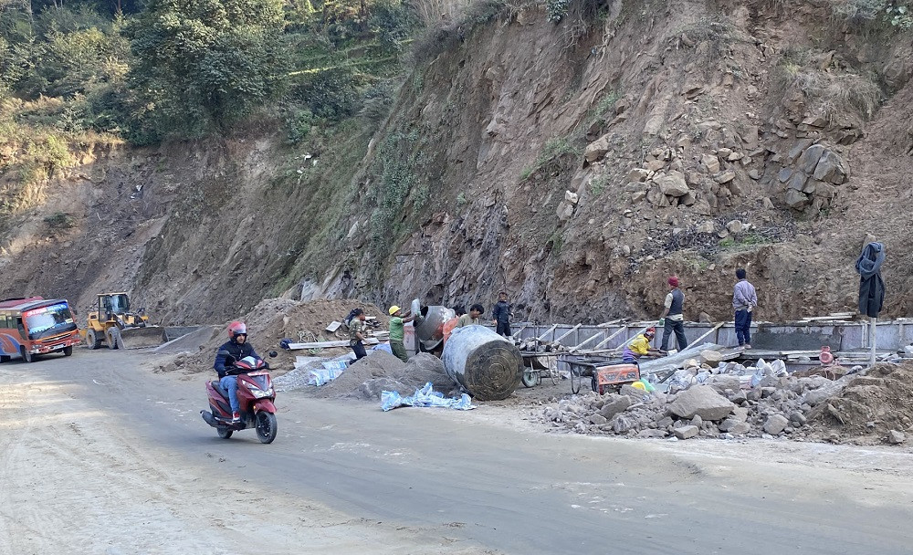 धुलिखेल-खावा सडक खण्डमा यात्रा गर्न सधैँ सास्ती, भएन सम्झौताअनुसारको काम