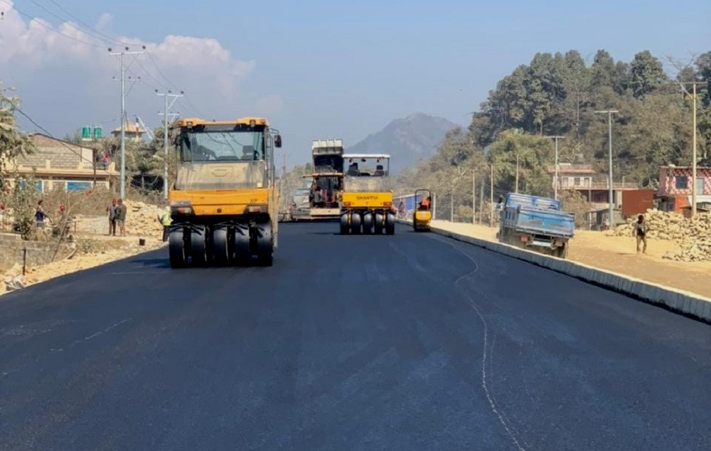 पृथ्वी राजमार्ग सडक विस्तारमा बढ्दै छ कामको तीव्रता, रातको समयमा पनि खटिन्छन् ५० कामदार