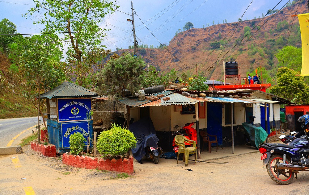 आफ्नै भवन नहुँदा जीर्ण चौकीमा प्रहरी, सुरक्षामा खटिने सुरक्षाकर्मी नै छैनन् सुरक्षित