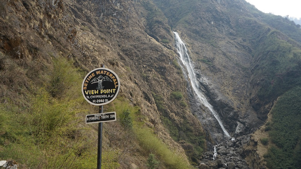 पर्यटक र पूर्वाधारको पर्खाइमा सेतिनी झरना