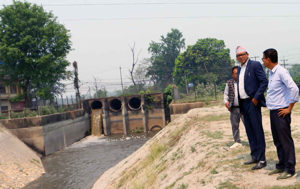 खडेरीले मकै सुक्न थालेपछि नारायणी लिफ्टबाट पानी छाडियो