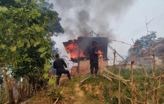 सोलुखुम्बुमा जंगलको डढेलो गाउँमा सल्किँदा १० घर जले, दर्जनौँ पशुचौपाया मरे
