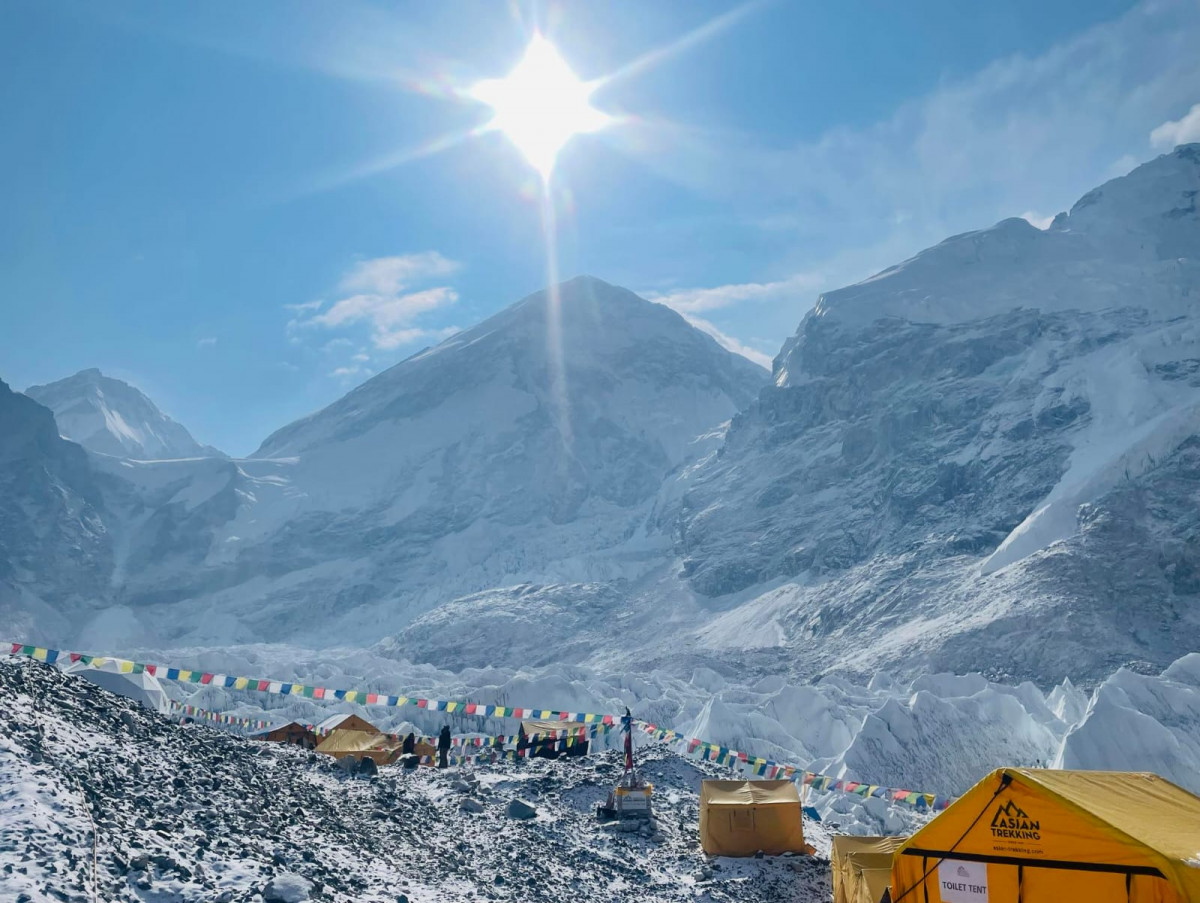 सगरमाथामा कीर्तिमान बनाउने प्रतिस्पर्धा : ३०औँ पटक चुचुरोतिर कामिरिता, खाली हुँदै आधार शिविर