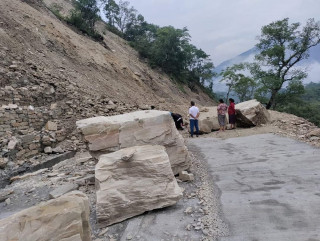 जोखिमपूर्ण बन्दै बेँसीसहर-चामे सडकयात्रा