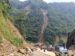 माथिल्लो सडकबाट खसेको पहिरो तल्लो सडकका सवारीसाधनमा पर्दा झ्याप्ले खोला दुर्घटना