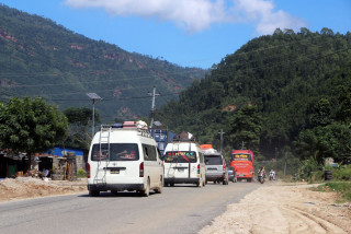 झ्याप्लेखोलामा अवरुद्ध सडक खुलेसँगै अलपत्र परेका १७ सय सवारीसाधन काठमाडौं आए