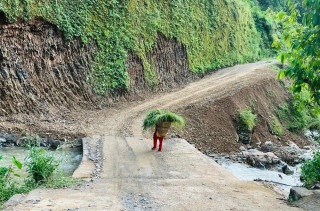 पर्वतका अवरुद्ध ग्रामीण सडक मर्मत थालियो