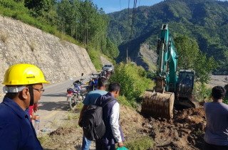बीपी राजमार्ग : काभ्रेतर्फ अस्थायी सडक निर्माण गरिँदै
