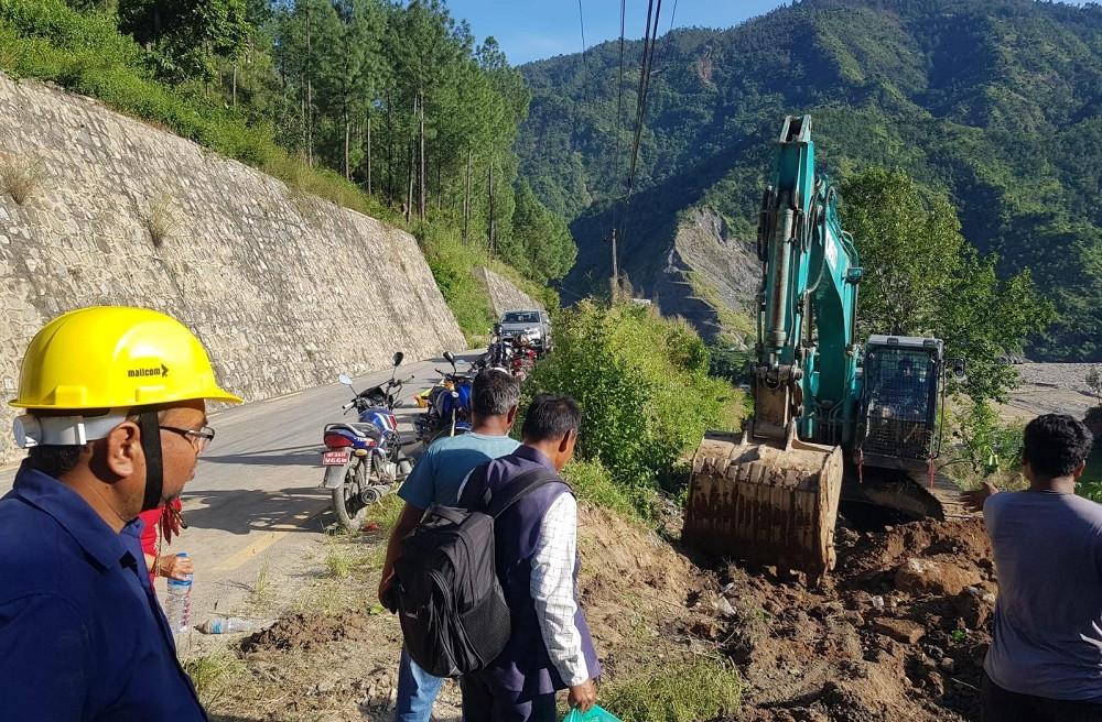 बीपी राजमार्ग : काभ्रेतर्फ अस्थायी सडक निर्माण गरिँदै