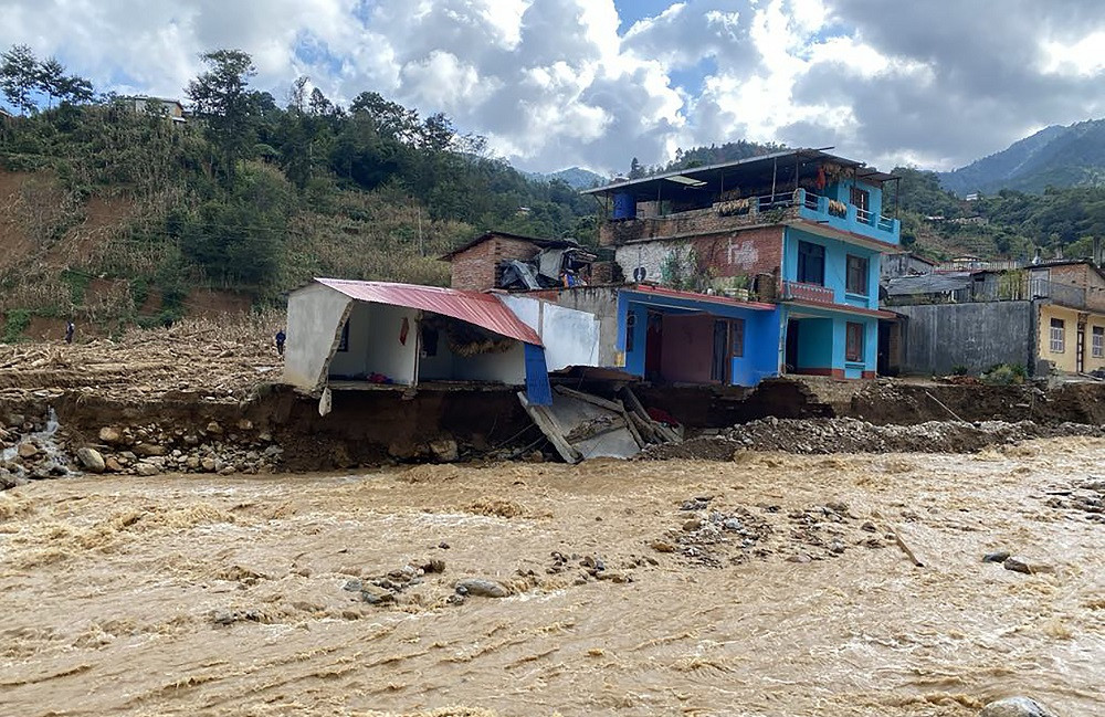काभ्रेका बाढीपहिरो पीडितलाई अस्थायी आवास निर्माण गर्न अनुदान वितरण