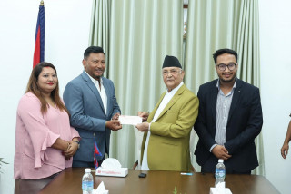 बाढी प्रभावितलाई बीवाईडी बिक्रेता साइमेक्सको ५१ लाख, प्रधानमन्त्रीलाई चेक हस्तान्तरण