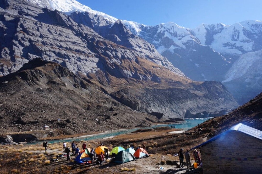 अन्नपूर्ण आधार शिविर : पर्यटकसँगै फोहरको चुनौती