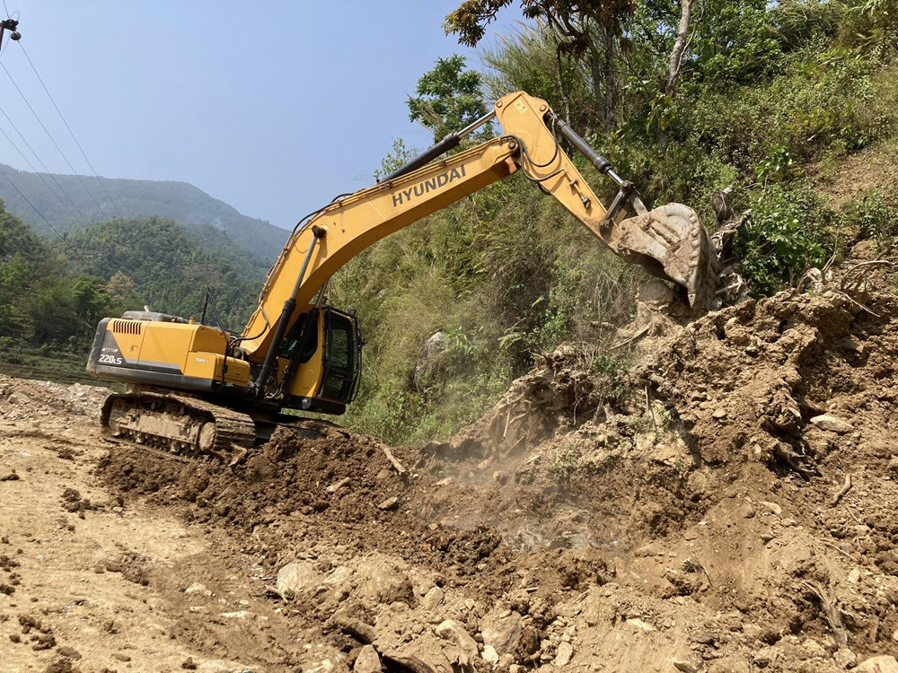 बाटो खन्नेक्रममा ढुंगा खसेर स्काभेटर चालकको मृत्यु