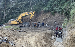 नागढुंगा र वैकल्पिक सहायक राजमार्गको बजेट काटेर सांसदहरूको निर्वाचन क्षेत्र रणनीतिक सडकतर्फ रकमान्तर