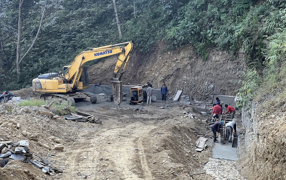 नागढुंगा र वैकल्पिक सहायक राजमार्गको बजेट काटेर सांसदहरूको निर्वाचन क्षेत्र रणनीतिक सडकतर्फ रकमान्तर