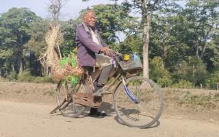 चौरासी वर्षमा पनि गाउँबस्ती डुल्दै व्यापार