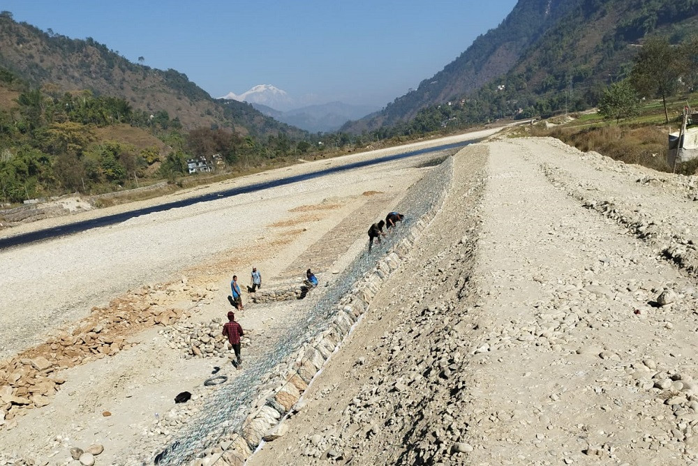 आँधीखोलामा तटबन्ध निर्माण