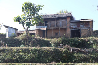 मान्छे बेगरका घरहरु