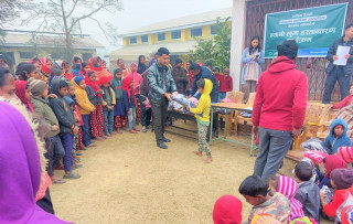 सानिमा बैंकद्वारा पर्सागढीस्थित विद्यालयमा न्यानो लुगा हस्तान्तरण