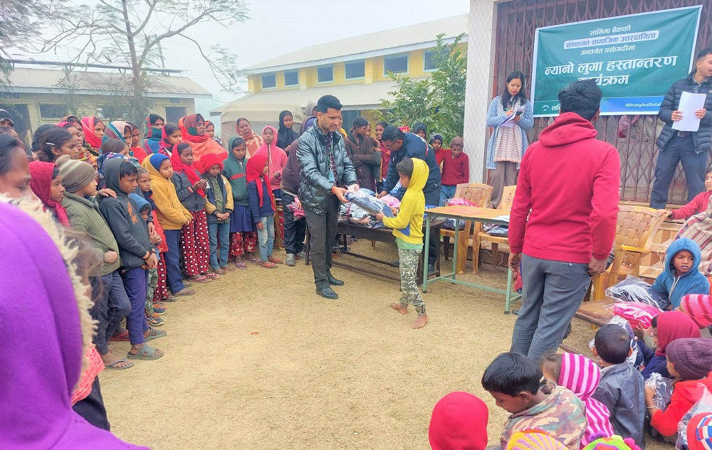 सानिमा बैंकद्वारा पर्सागढीस्थित विद्यालयमा न्यानो लुगा हस्तान्तरण