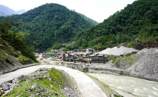 अरुण तेस्रो जलविद्युत् आयोजना प्रवेश मार्ग : रकम अभावपछि मुआब्जा वितरण रोकियो