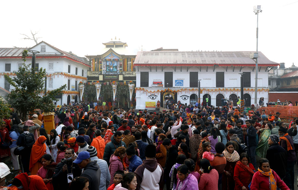 महाशिवरात्रि पर्वले पशुपतिनाथमा भक्तजनको भीड, चारै ढोका खुला, विशेष पूजाका लागि ६५ हजार रुपैयाँको रसिद