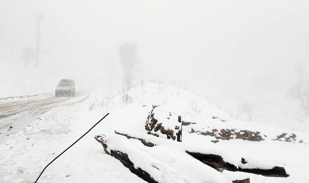 हिमपातका कारण मध्यपहाडी लोकमार्ग अवरुद्ध