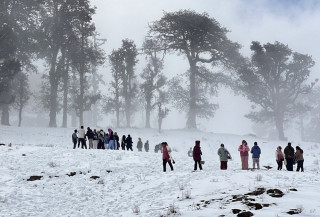 हिउँ खेल्न पर्यटक पातिहाल्नेमा