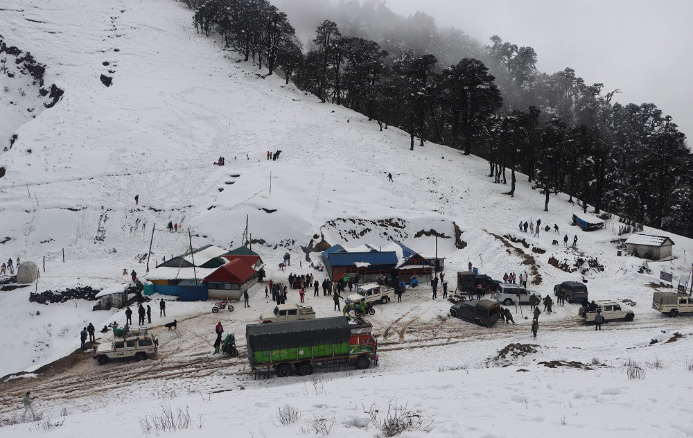 हिउँ खेल्न आन्तरिक पर्यटक रूकुमपूर्वमा