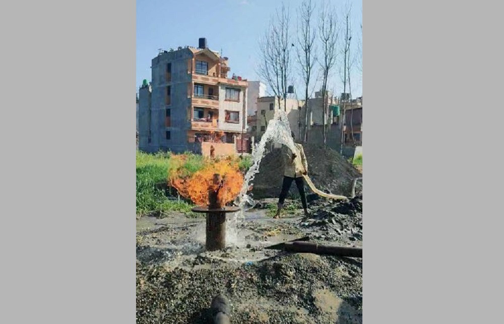 टीकाथलीमा बोरिङ गर्ने क्रममा ग्यास निस्कियो, स्थानीय त्रसित